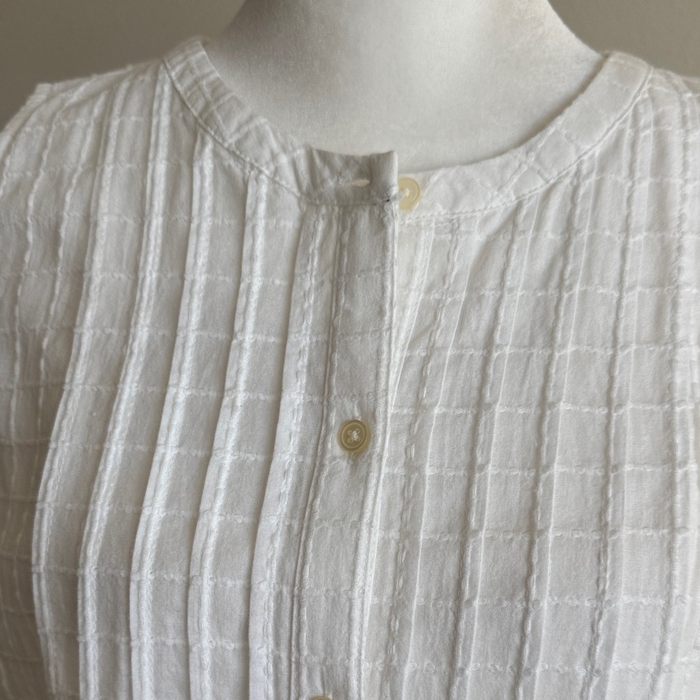 Sleeveless White Button-Up Women's Top - Picture 4 of 9